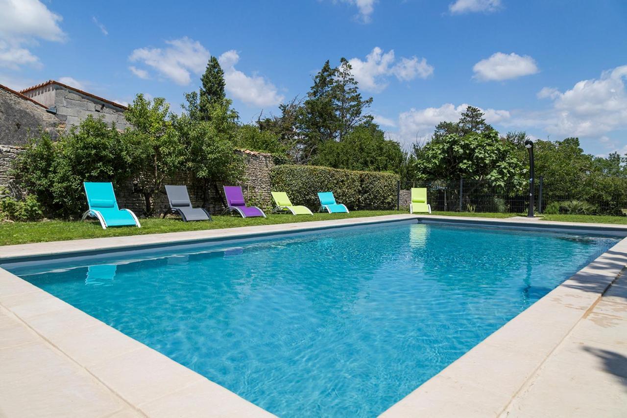 L'Enclos Bleu, Gite - Marais Poitevin Avec Piscine Chauffee Chaille-Les-Marais Exterior foto