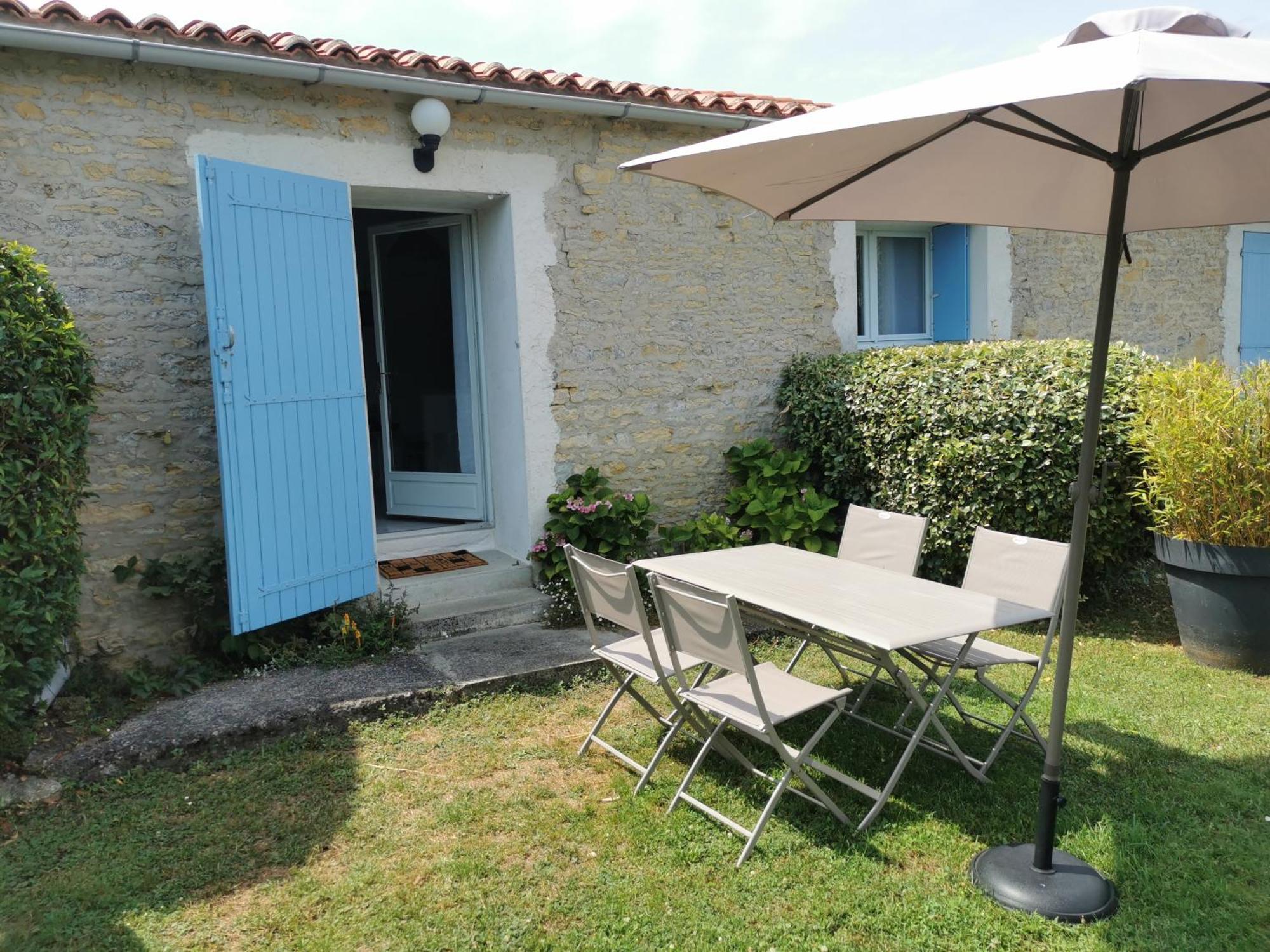 L'Enclos Bleu, Gite - Marais Poitevin Avec Piscine Chauffee Chaille-Les-Marais Exterior foto